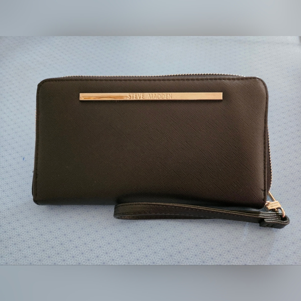 Steve Madden Wrislet Wallet - Picture 1 of 4